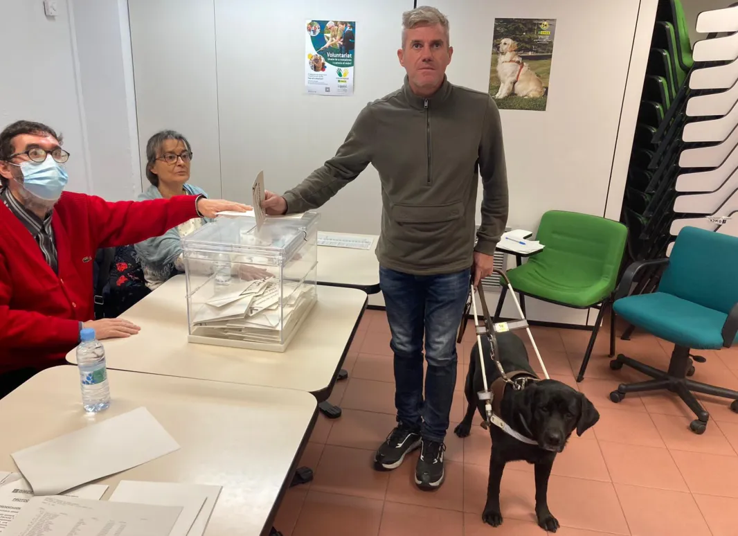 Miguel Angel López Bono, votando en la agencia de Reus