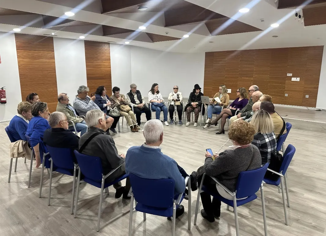 Miembros de SUPO en charla sentados en círculo 