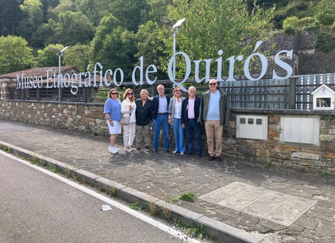 Foto grupo entrada del Museo 