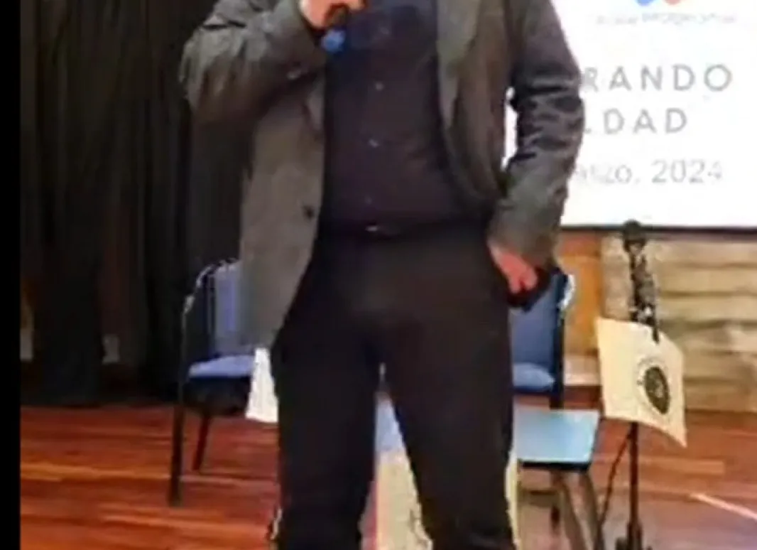 Alberto Olivera ,referente de igualdad presentando el acto