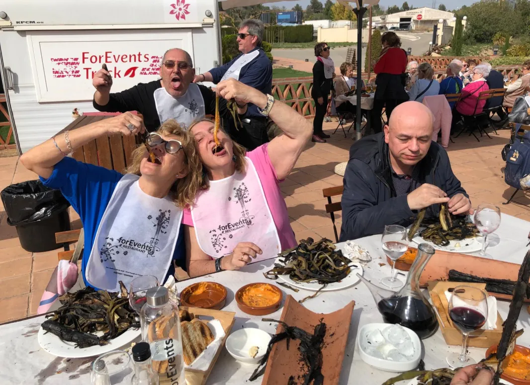 Compañeros de Supo comiendo calçots
