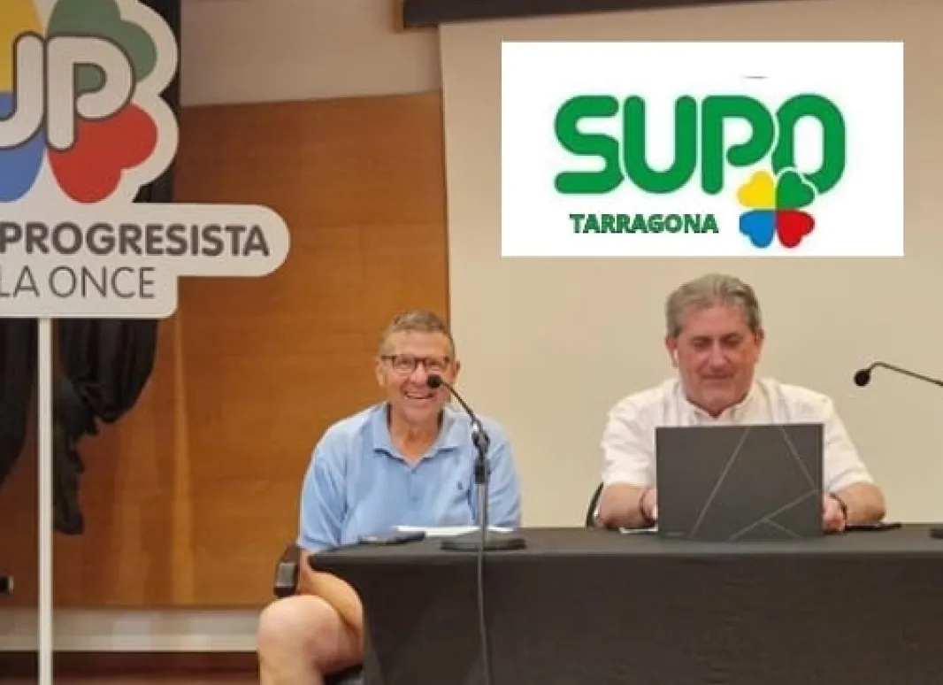 Javi Gomez , presidente de la CSA da inicio a la asamblea, en la mesa junto a Anton Rafì