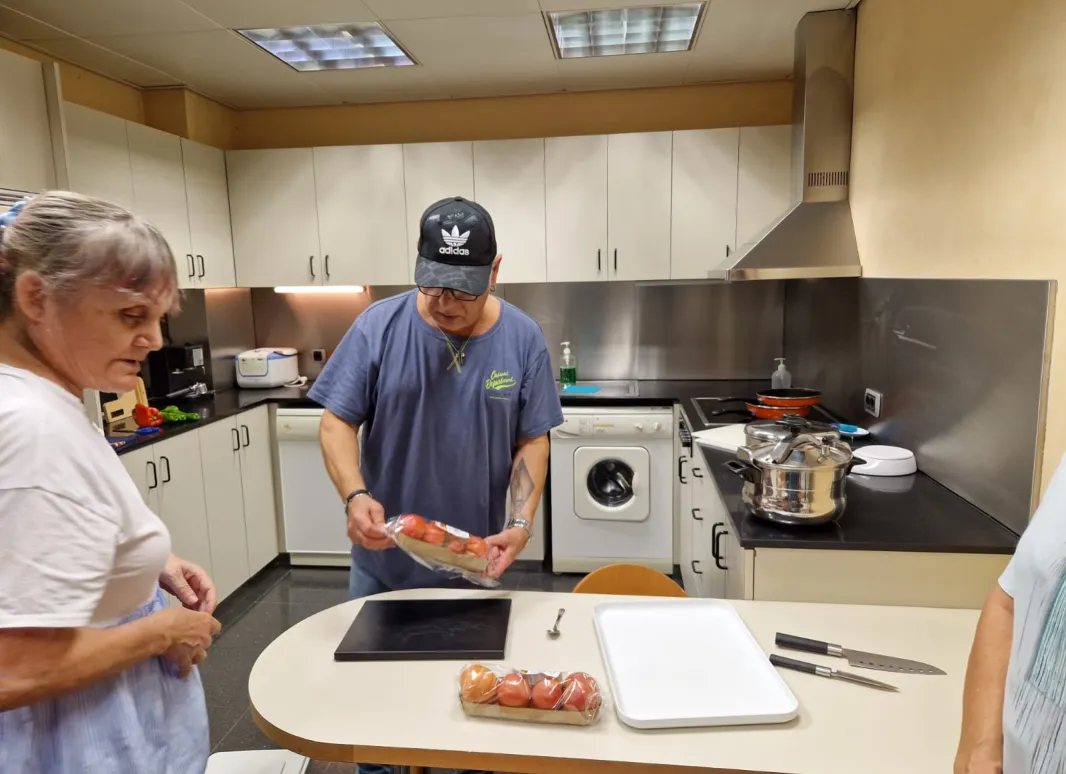 NUESTRO  COMPAÑERO JUAN ORELLANA ES EL ENARGADO DE IMPARTIR EL TALLER DE COCINA