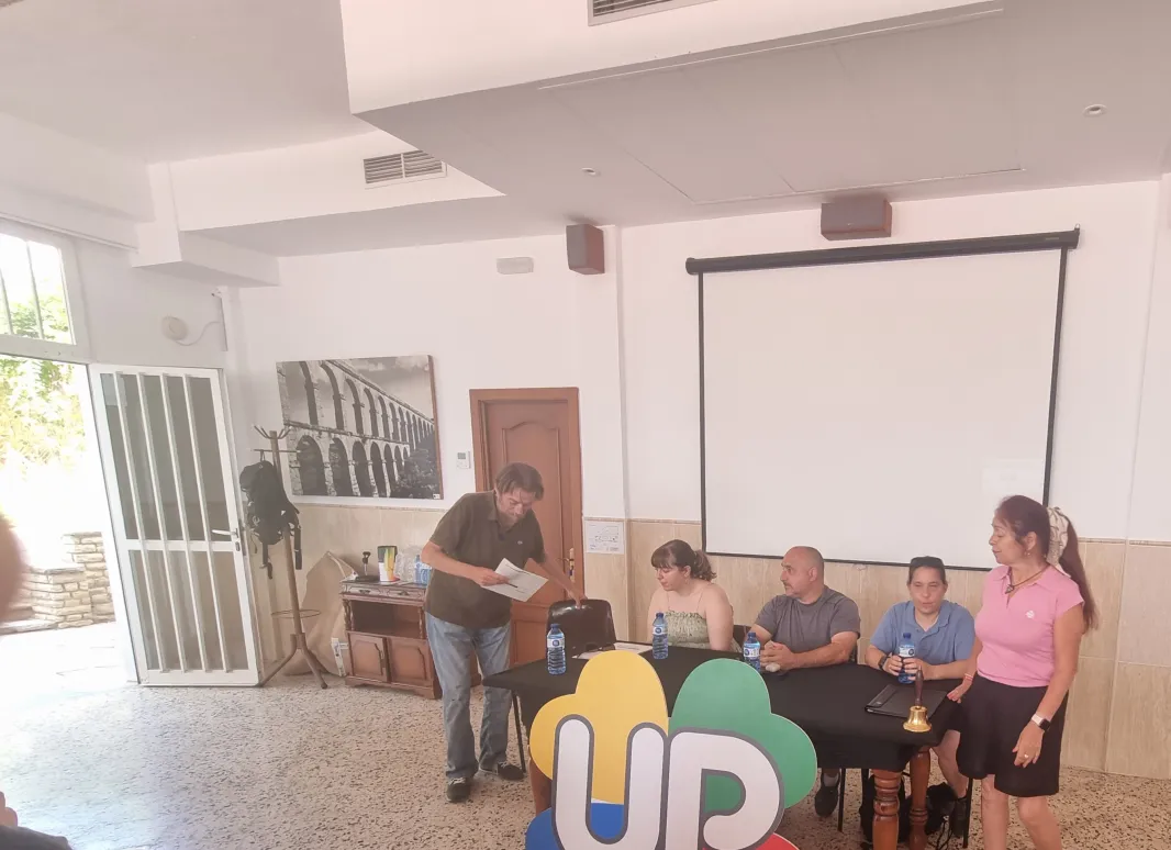 En la mesa Arantza Vallespi, Manolo Castro, Anna Zanfaño, Rafaela Pérez y Siscu Zaragoza
