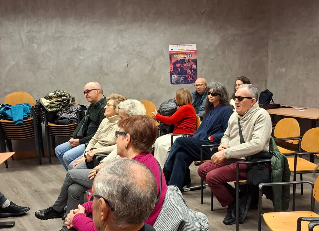 Participantes en la sala de reuniones