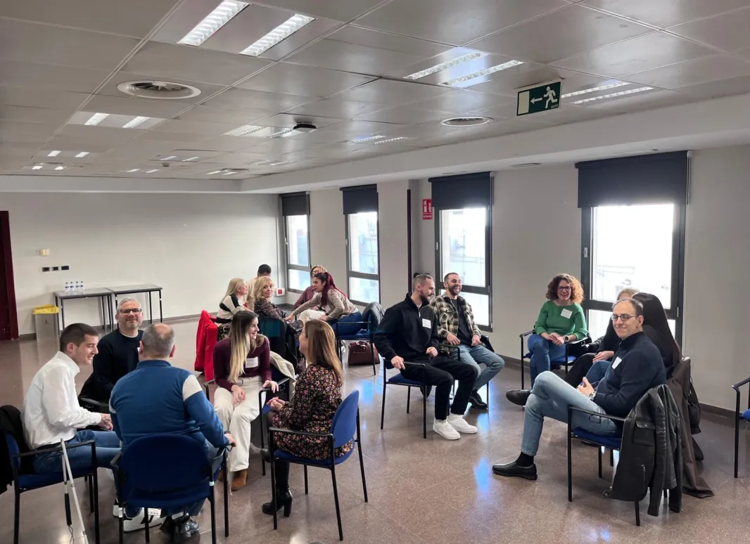 Foto de la sala y de todo el grupo de participantes de los cursos 