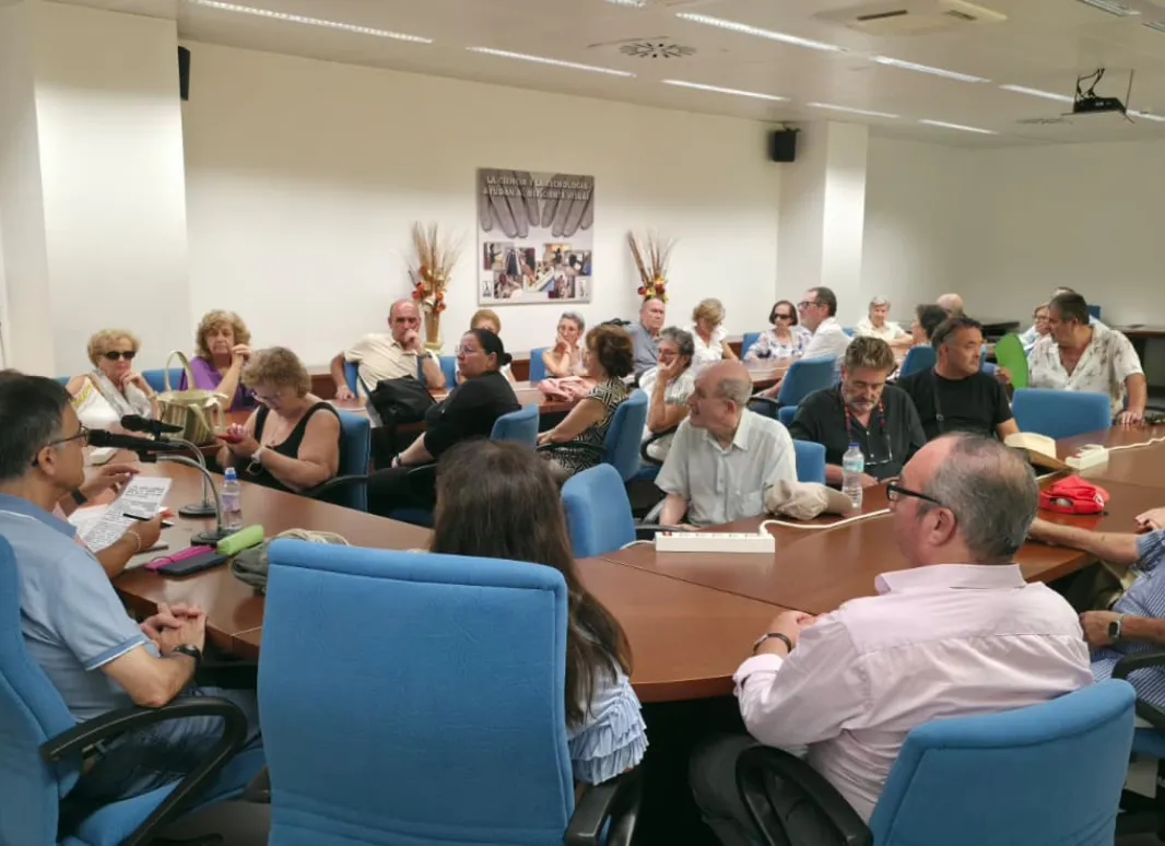 La imagen muestra el desarrollo de la Asamblea Ordinaria de SUPO-Sevilla, con más de cincuenta socios y simpatizantes reunidos en una sala de juntas para conocer la actividad realizada por la organización durante los últimos seis meses y participar en el intercambio de ideas y propuestas.