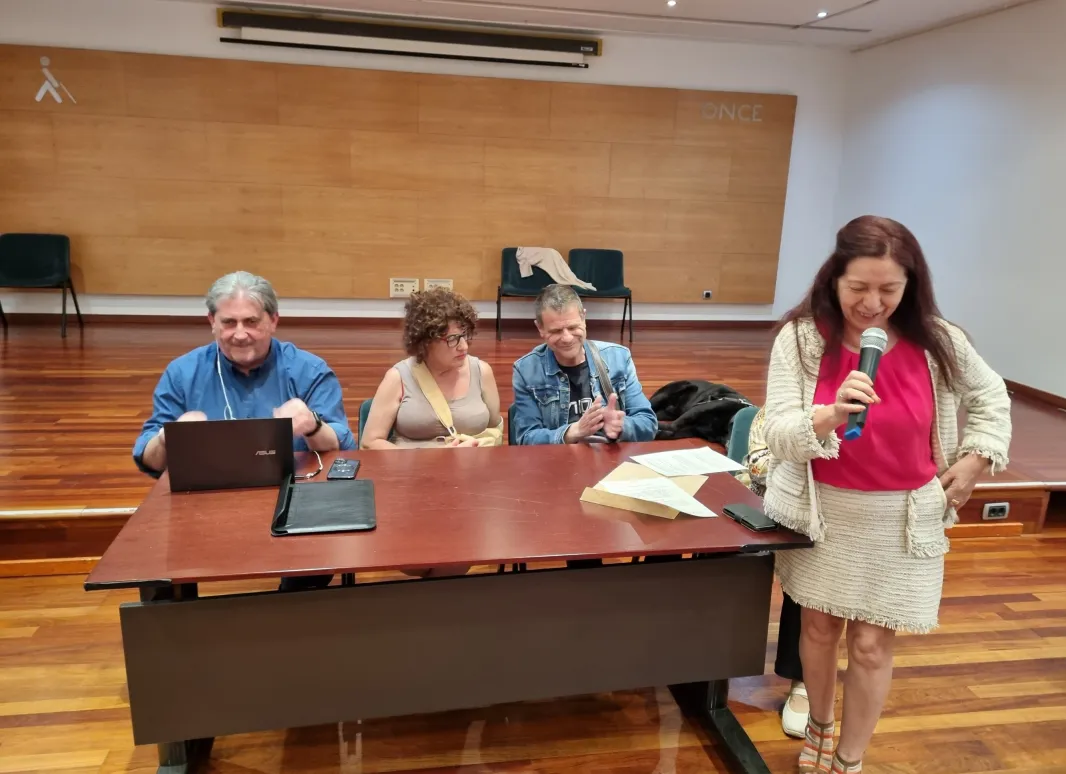 Javi Gomez , Dolors Espinos, y Jordi Cardus , en la mesa y Rafi Perez saludando a los asistentes