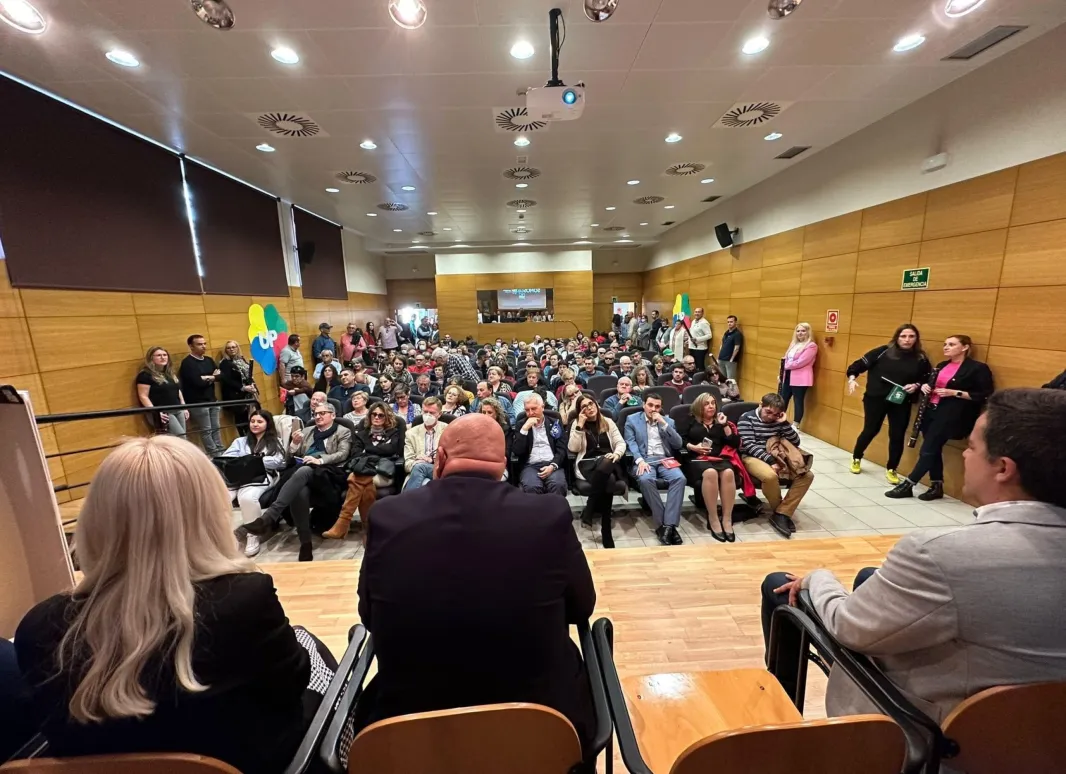  Nuestra gente arropando a la Agrupación de Alicante.