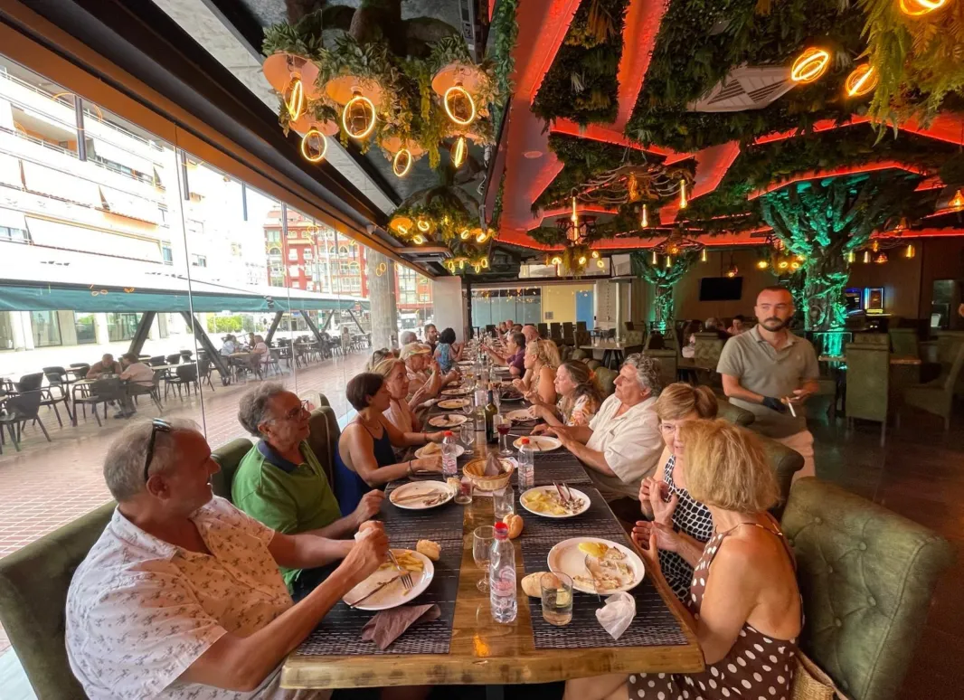 los socios y socias de SUPO Alicante comiendo en un bar de Benidorm