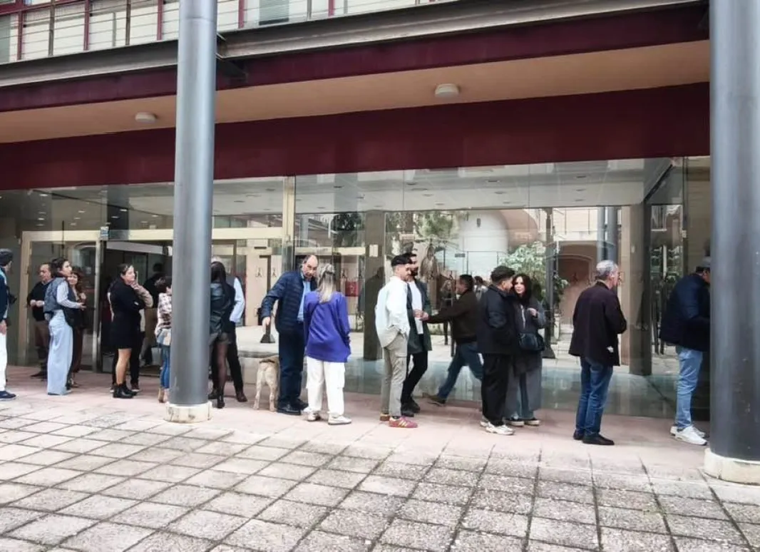 Entrando en las instalaciones para la comida