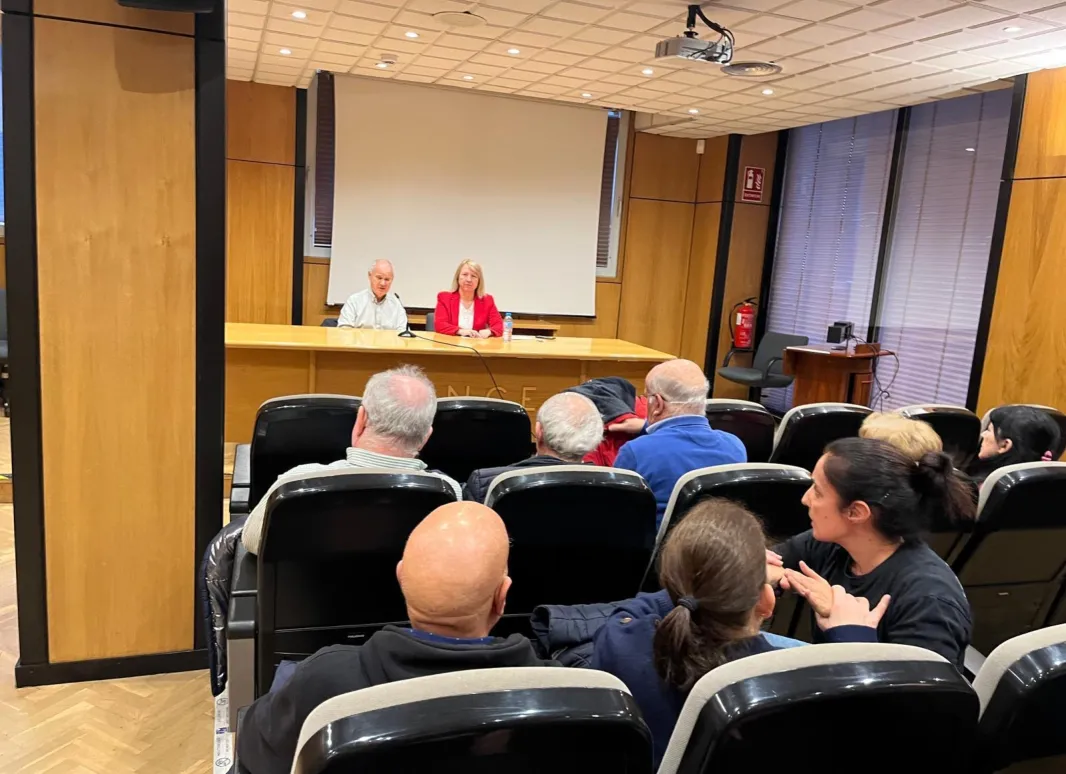 Desde el fondo del salón de actos del SBO se aprecia el volumen de asistentes y en la mesa de conferencias encontramos a José Molina y a la directora del SBO, Carmen Bayarri. 