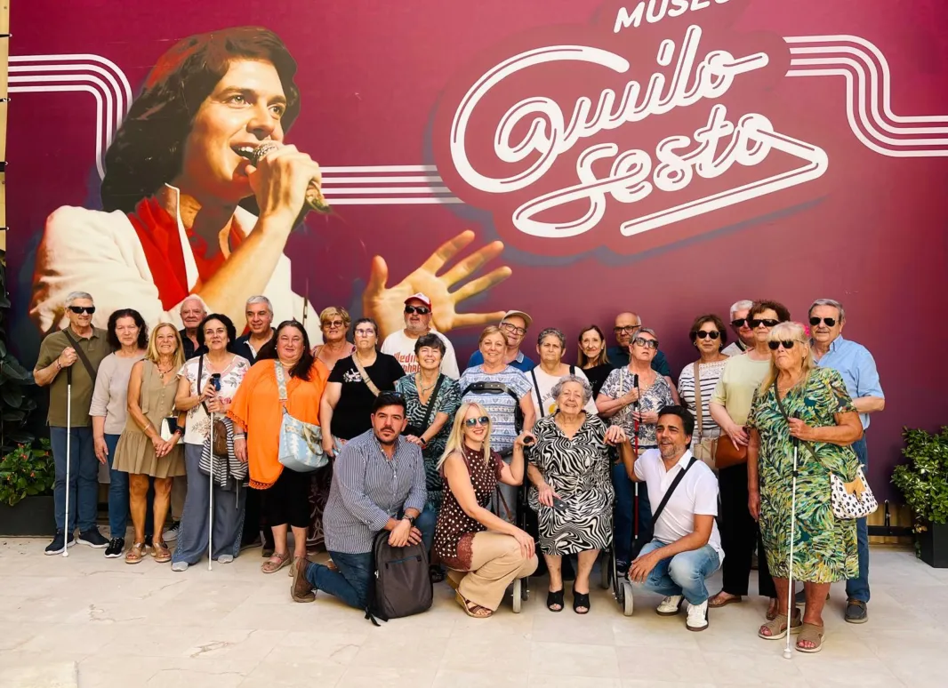 Todos los asistentes posando