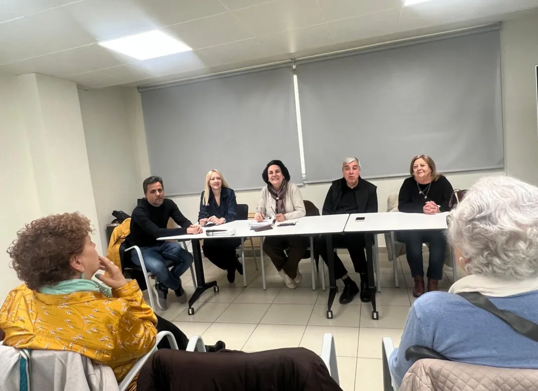 Presidente de SUPO y los 4 secretarios adjuntos sentados en una mesa enfrente de los asistentes