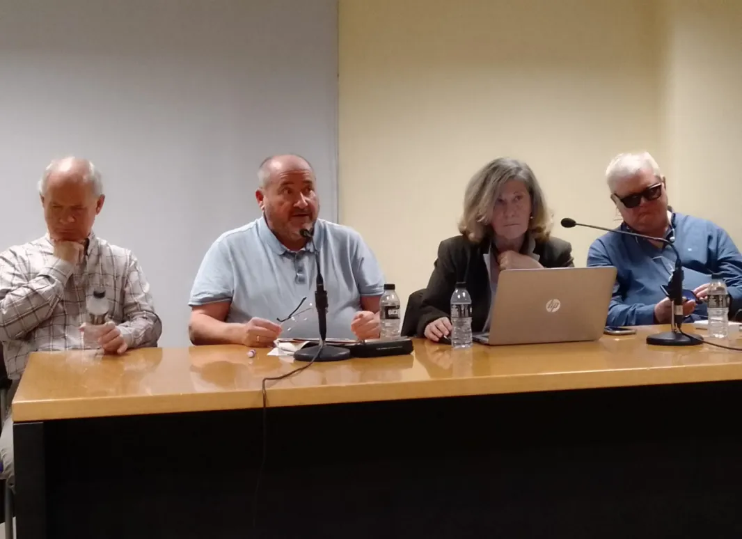 En la foto una mesa con 4 ponentes, 3 hombres y una mujer. 