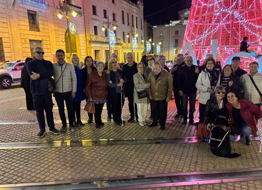 Todos los asistentes posando de pie en la calle para la foto