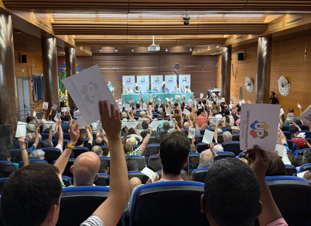 El salón de actos de nuestro CRE en Moratalaz repleto de asistentes 