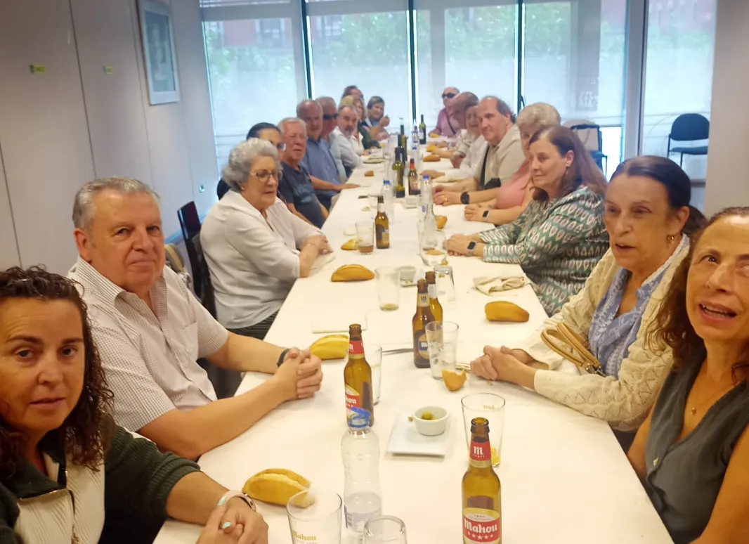 Miembros de SUPO alrededor de la mesa 