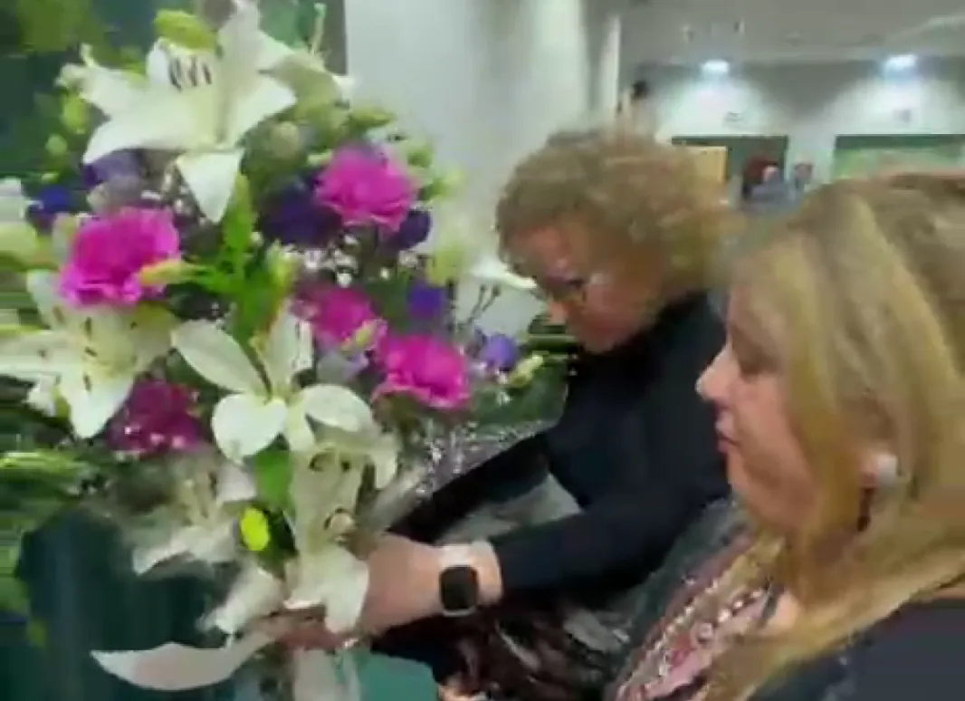 Homenaje floral día Internacional contra la violencia hacia la mujer