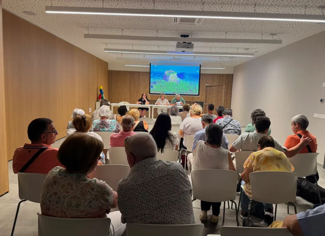 La imagen muestra a los participantes en la asamblea.