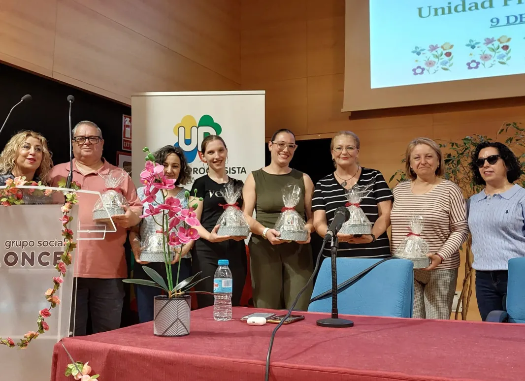 Entrega de un obsequio a los compañeros y compañeras de ILUNION, en reconocimiento a su compromiso y colaboración constante con la Agrupación de Sevilla en todas las actividades que se desarrollan