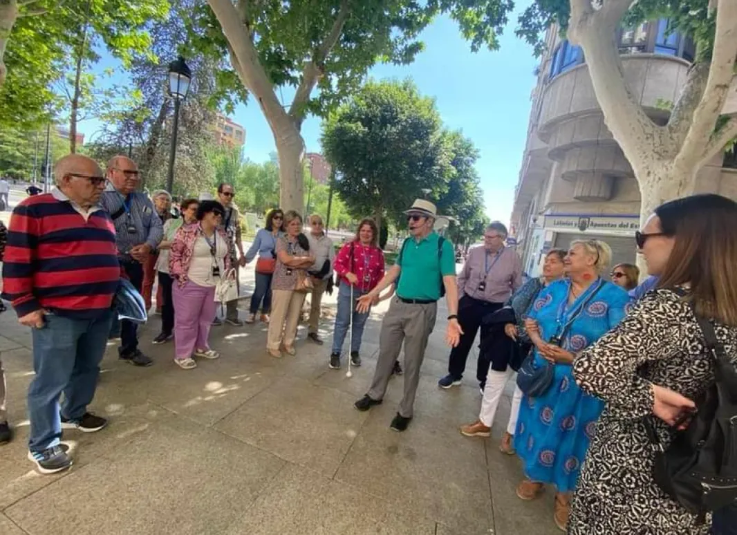 Foto de la visita guiada por Albacete en la que aparecen nuestros socios escuchando al guía en una de las calles de la ciudad
