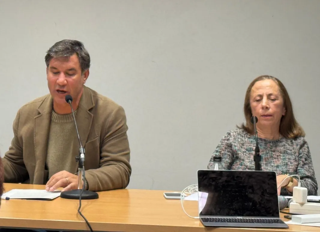 CONCHI CUEVAS DIRIGIENDO LA CHARLA DE GREGORIO SARAVIA