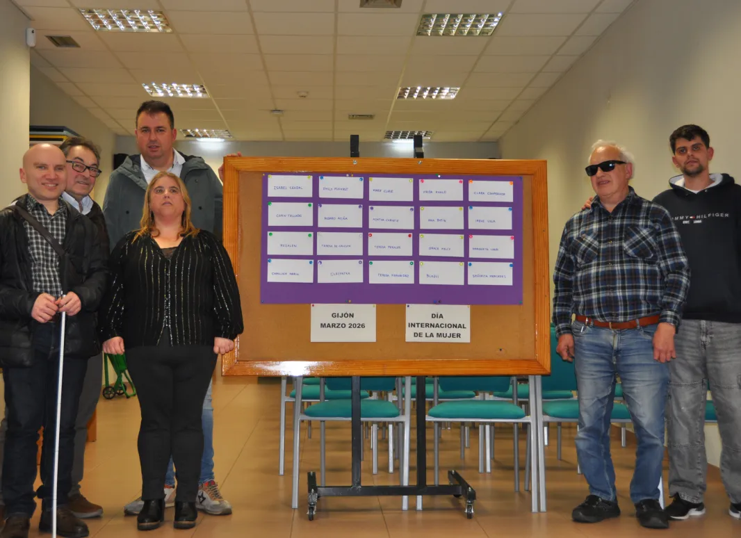 Foto con los organizadores del evento manteniendo en el centro el cuadro con el nombre de las veinte mujeres seleccionadas de izquierda a derecha. Ramón García Magadán, Director de Agencia, Juan Jesús García. Secretario General de la Agrupación. Andrea Berrocal. Responsable Comisión de Igualdad. Diego García, Vicepresidente del Consejo Territorial.  José Manuel Arenas, Presidente Comisión de SUPO Gijón. Kevin da Costa, Consejero Territorial.