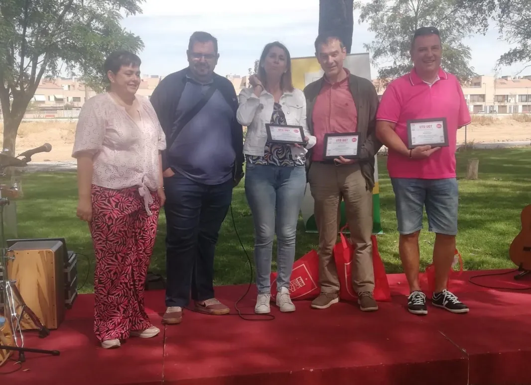 secretaria general de la agrupación junto con el representante de UTO y los premiados de este año