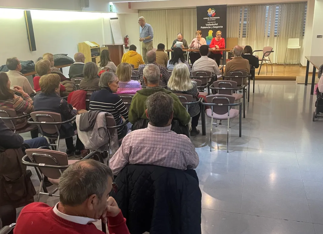 SOCIOS DE LA AGRUPACIÓN PRESENCIANDO LA ASAMBLEA