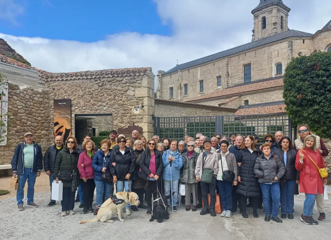 Más de una veintena de socios y socias  de SUPO posan frente a Santa María del Paular