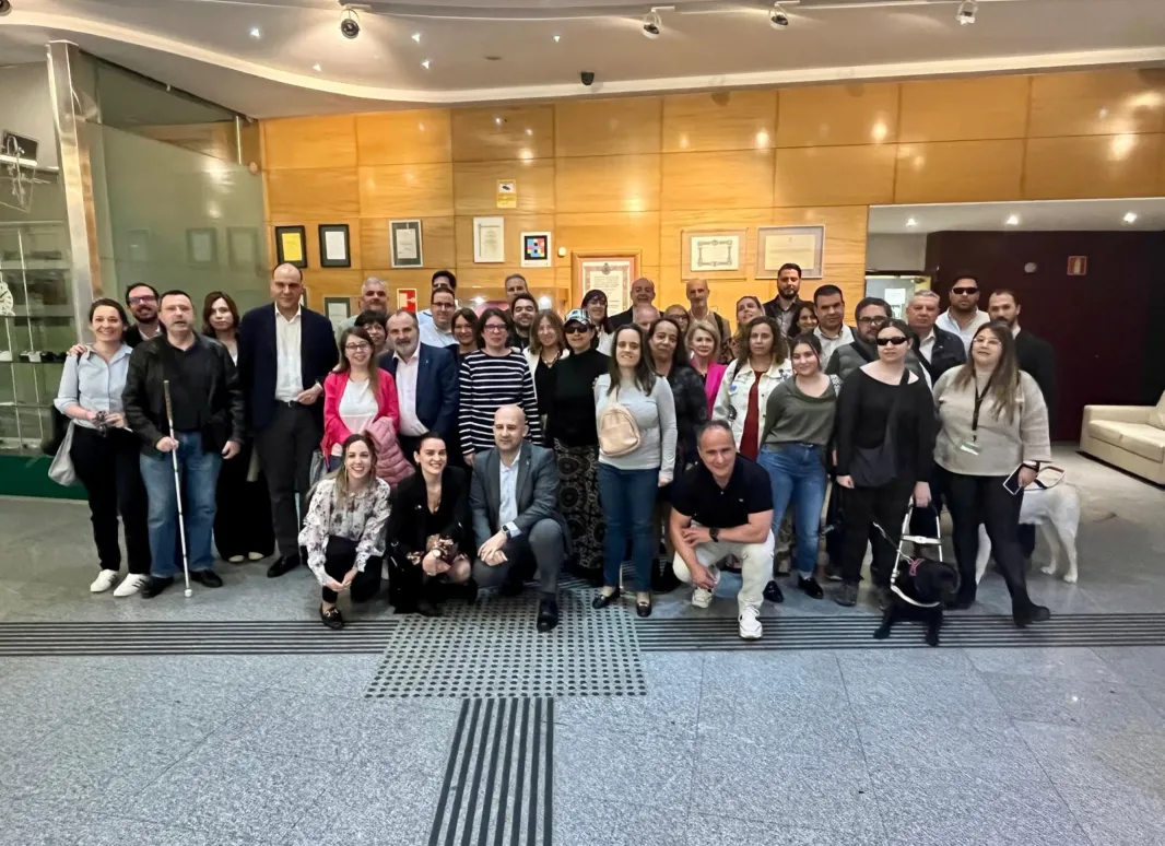 Quienes componen la ejecutiva de UP Madrid, un grupo numerosísimo de personas implicadas y comprometidas, posan en el halll de la Delegación territorial en la C/Prim