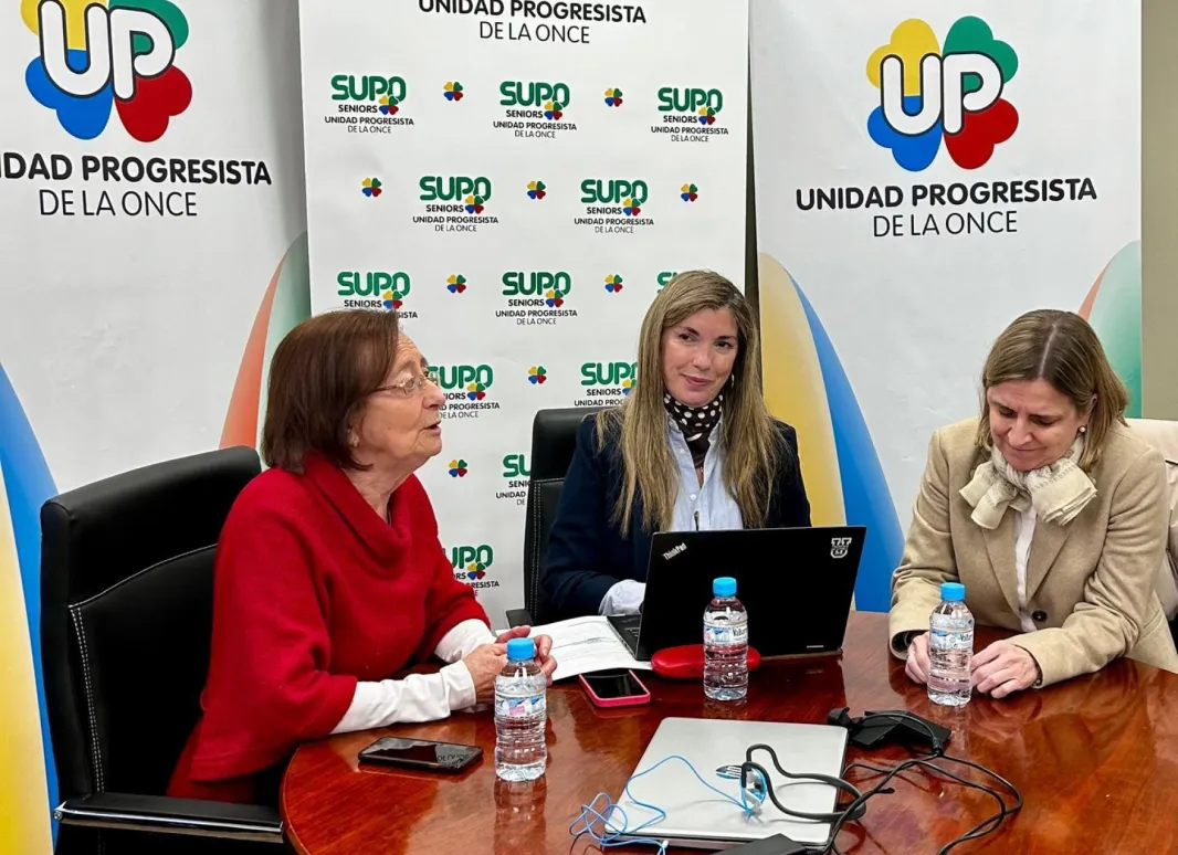 Foto en la que aparecen Manuela Carrión, Presidenta de SUPO; Victoria Hernández (Ponente) y Soledad Gómez (Comité Organizador Aula Sénior de SUPO)