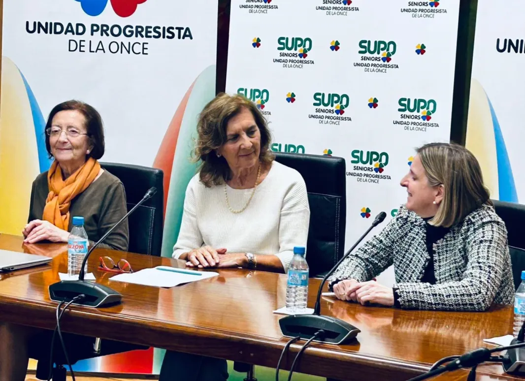 Foto en la que aparecen Manuela Carrión, Presidenta de SUPO; Pilar Varela (Ponente) y Soledad Gómez (Comité Organizador Aula Sénior de SUPO)