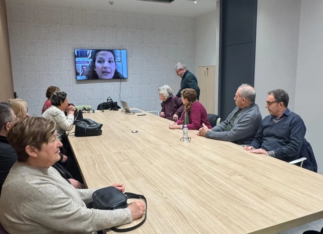 Fotografia en la que aparecen varios participantes durante el webinar