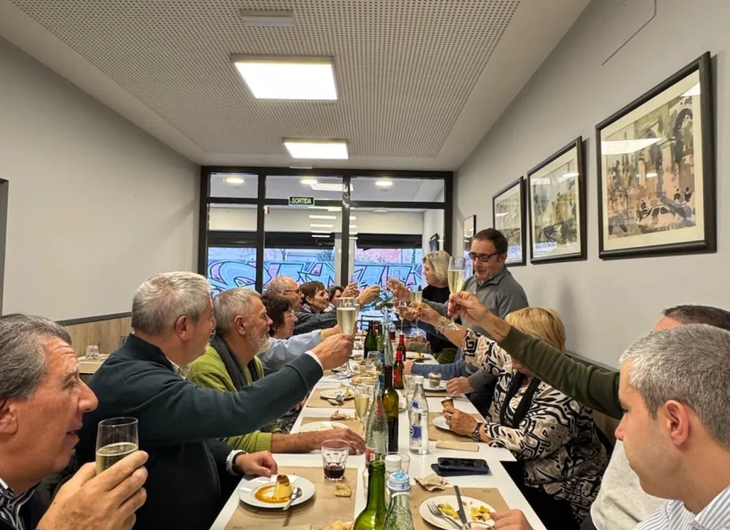 Fotografía en la que aparece el equipo de la Comisión de SUPO Girona junto con las personas invitadas, brindando por los mejores deseos para estas fechas navideñas.