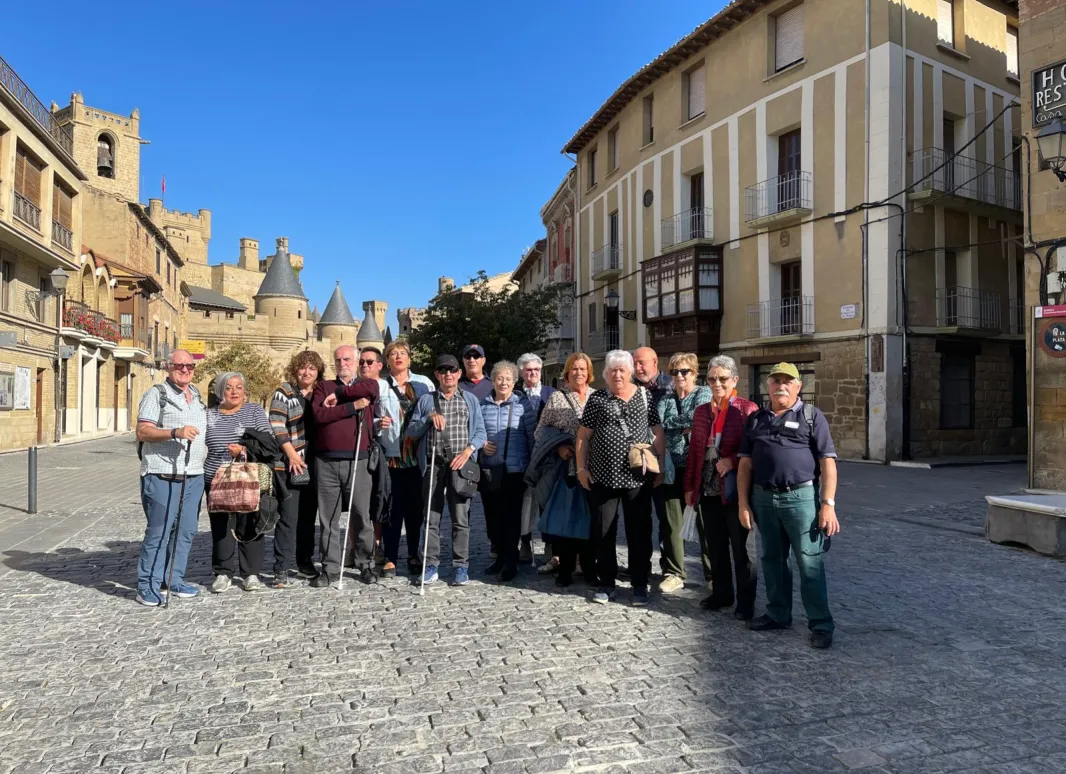 22 personas de SUPPO y al fondo el Palacio Real con sus torres.