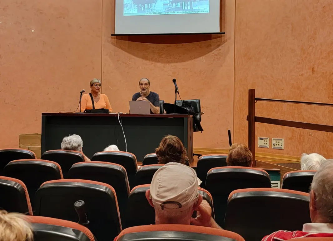 Charla por Javier Mangado sobre la historia del Paseo de Sarasate en el salón de actos de la Delegación de la ONCE