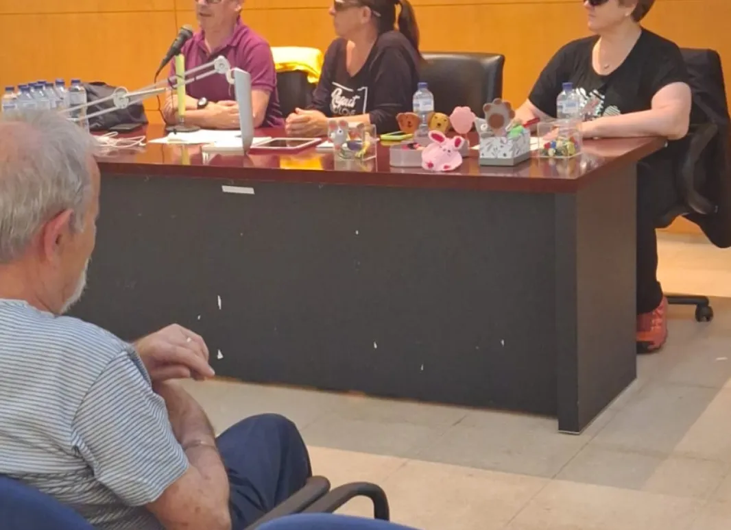 PRESIDENTA Y SECRETARIA  CON ANTONIO ROMERO 