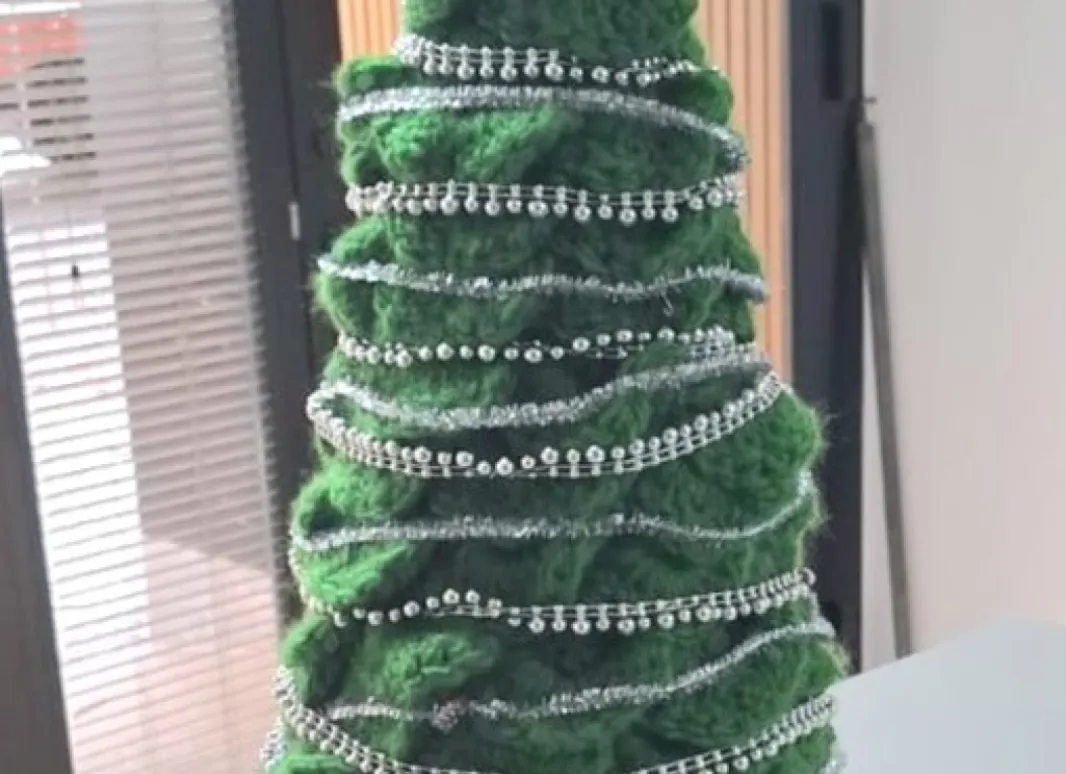 ÁRBOL DE NAVIDAD A GANCHILLO CON SU ESTRELLA