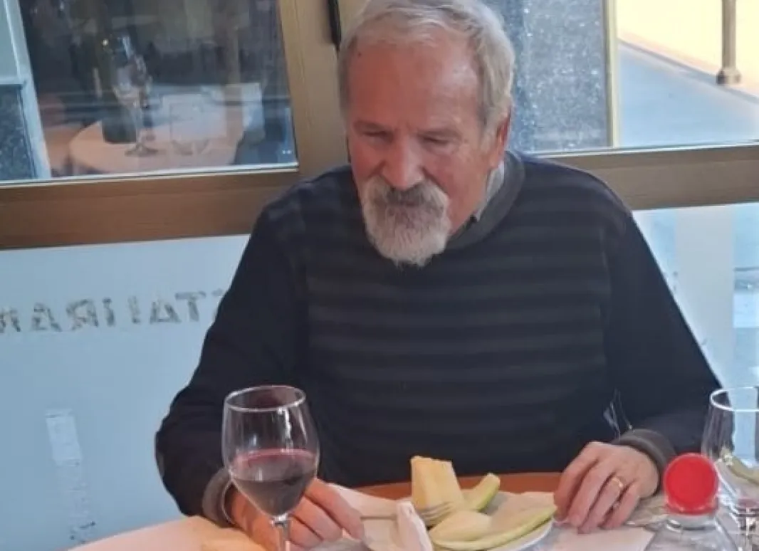 Adrià Vila soplando las velas en el restaurante