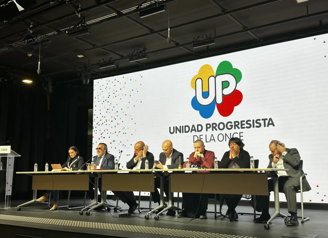 Foto de la mesa de ponentes en la Asamblea de UP Madrid, con el secretario general, sus secretarios/a adjuntos, el delegado y la presidenta del Consejo Territorial y el Presidente de UP y del Grupo Social ONCE, Miguel Carballeda.