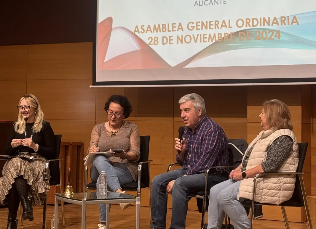 Se muestra el escenario el presidente de SUPO con dos de los secretarios adjuntos y la referente de SUPO
