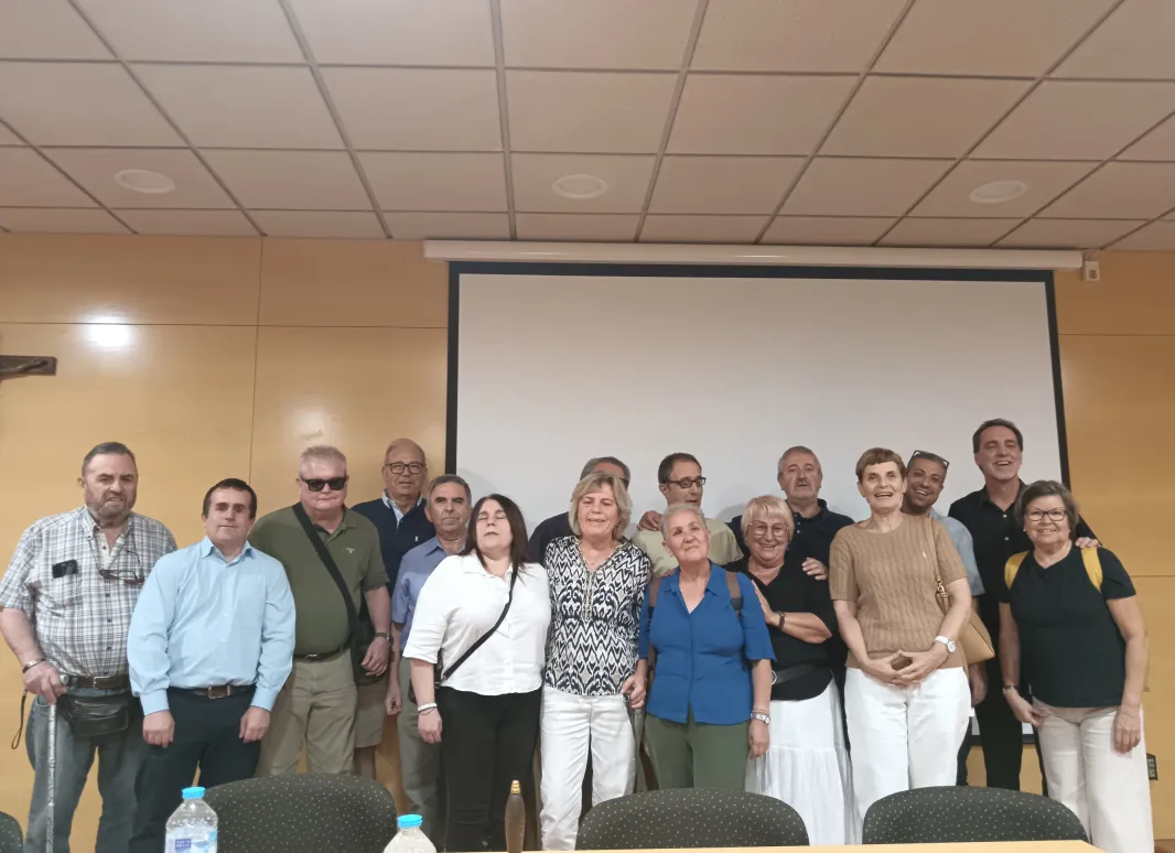 Fotografía de grupo. La imagen muestra a los componentes del nuevo equipo junto con los invitados a la asamblea