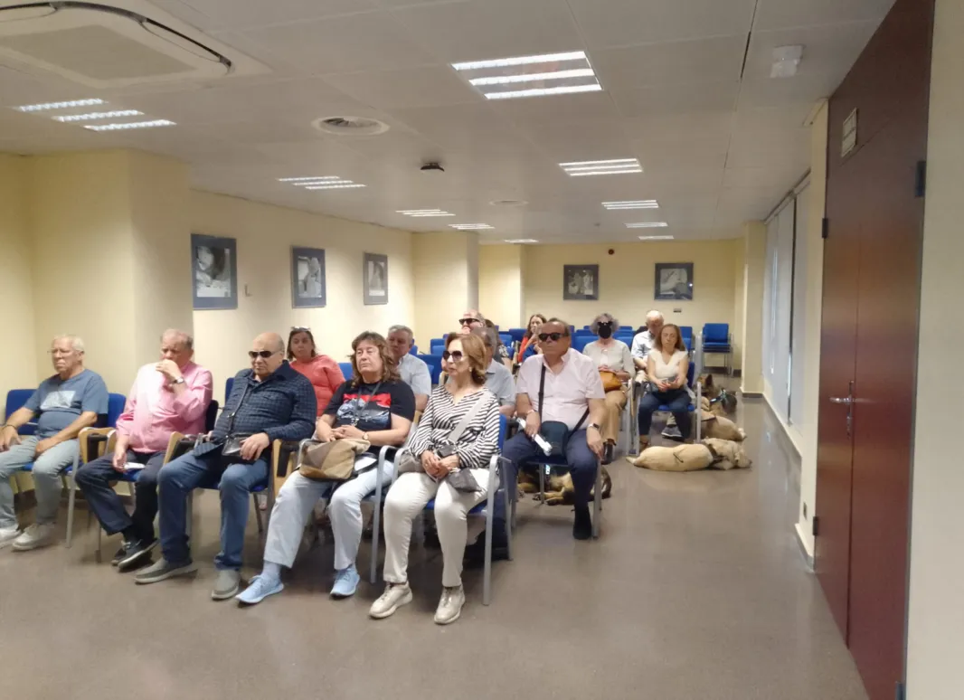 Panorámica del conjunto de participantes en una sala dispuesta en aula  