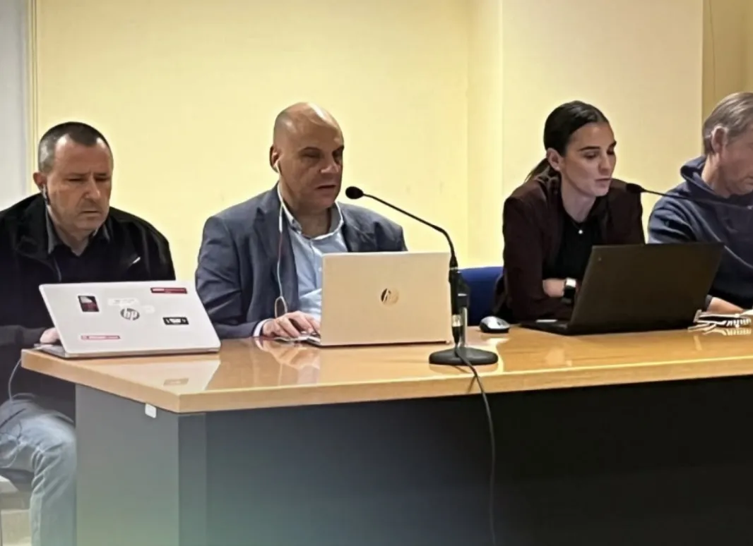 Foto de la Secretaría de UP sentados sentados tras una mesa presidencial durante una reunión