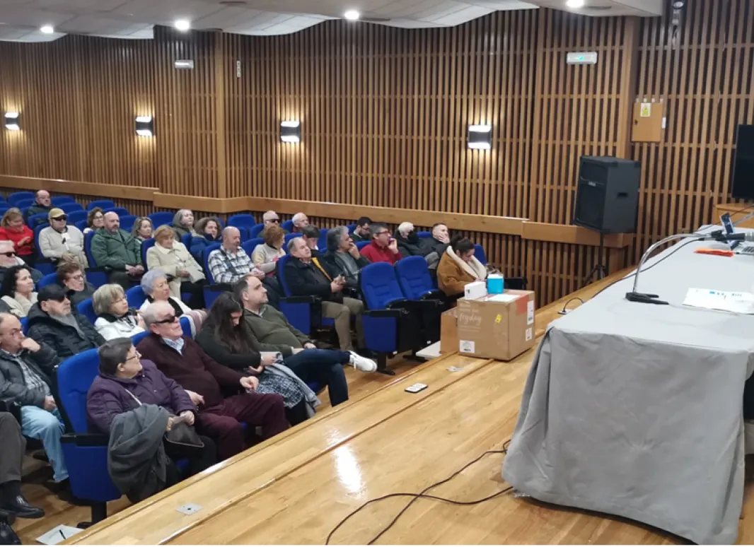 Imagen del salón de actos y de los asistentes a la asamblea.