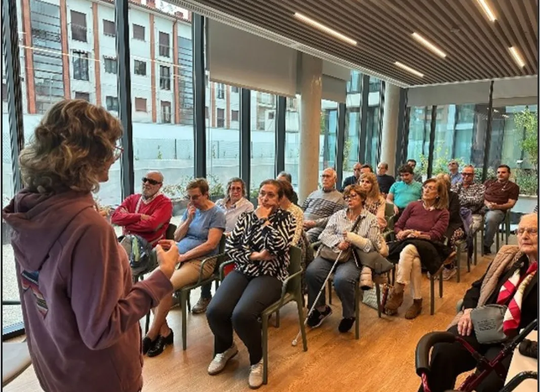 CLARA RUIZ JUNTO CON LOS ASISTENTES