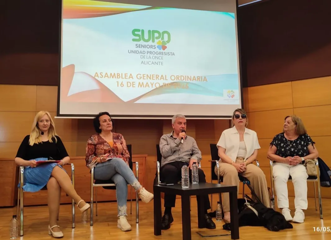 El Presidente de SUPO en el escenario con los integrantes de las secretarías adjuntas y la referente de SUPO-