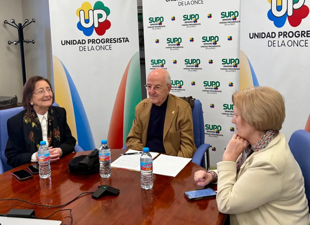 Momento de la conferencia. De izquierda a derecha aparecen Manoli Carrión, Francisco Javier Campos y Natividad Carbonell.